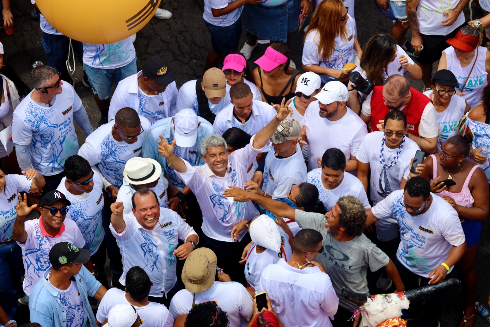 Governador Jerônimo Rodrigues completa caminhada da Lavagem do Bonfim desejando "fé e coisas boas para a Bahia"