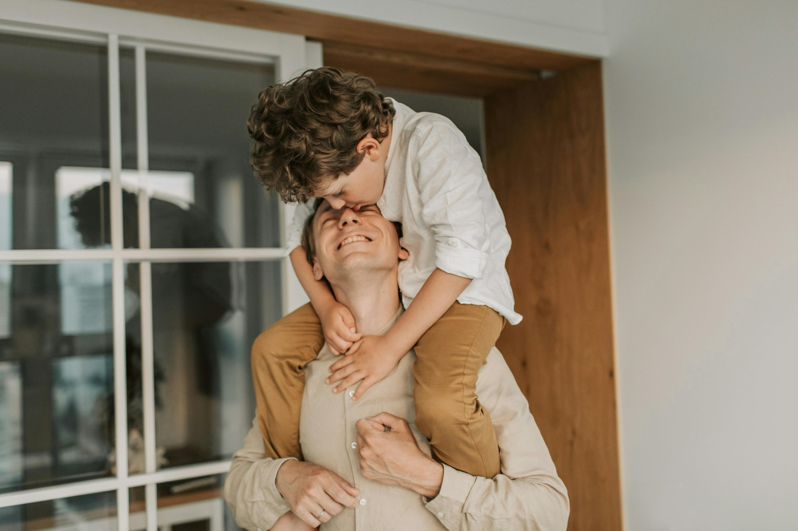 Você sabe o que a lei garante a quem está ao lado dos filhos?  No Dia dos Pais, advogada explica como direitos pouco conhecidos reforçam o vínculo e o afeto na parentalidade