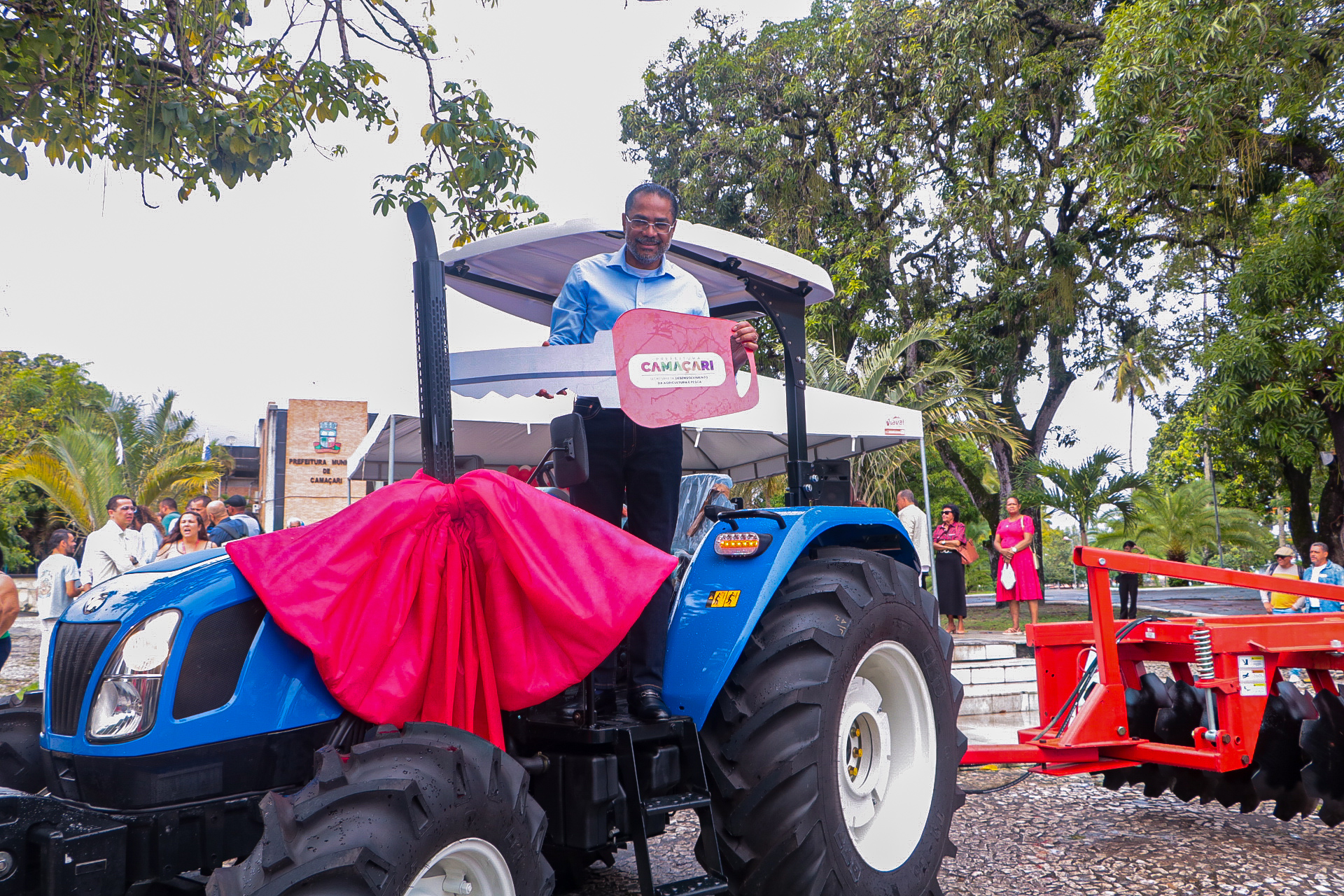 Marinho entrega equipamentos agrícolas para Camaçari