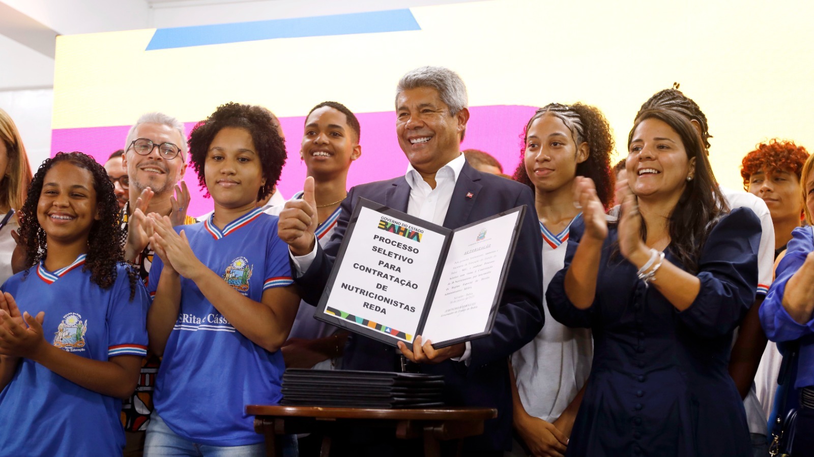 Governo do Estado anuncia a contratação de quase nove mil profissionais para a educação