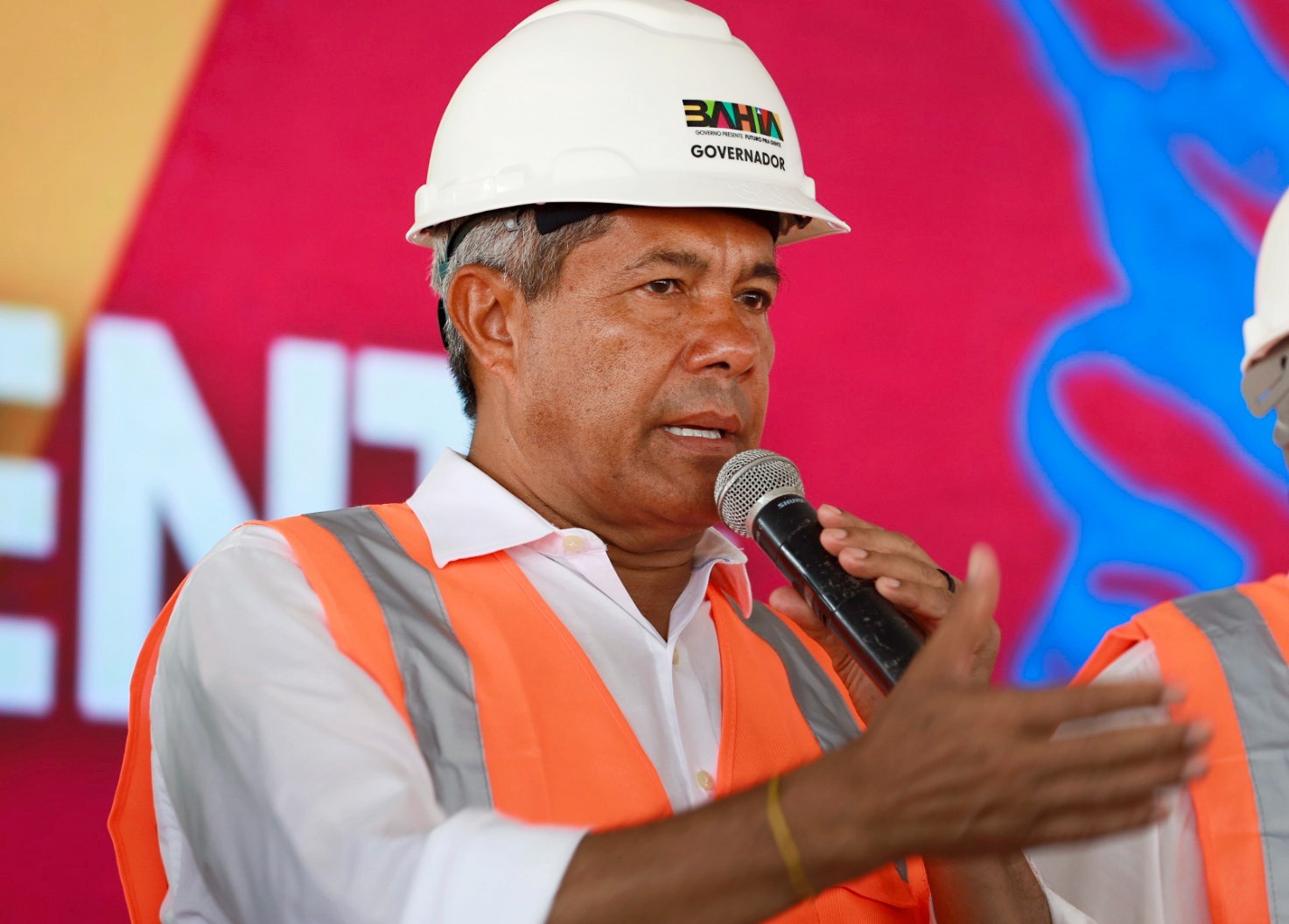 Governador Jerônimo Rodrigues realiza vistoria nas obras do maior trecho do VLT em Salvador