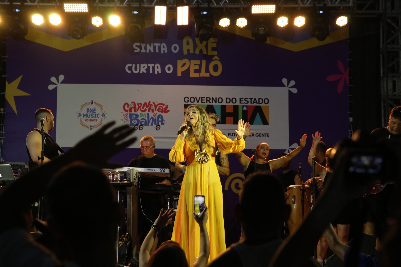 No Pelourinho, Gerônimo e Márcia Freire agitam público com clássicos da música baiana