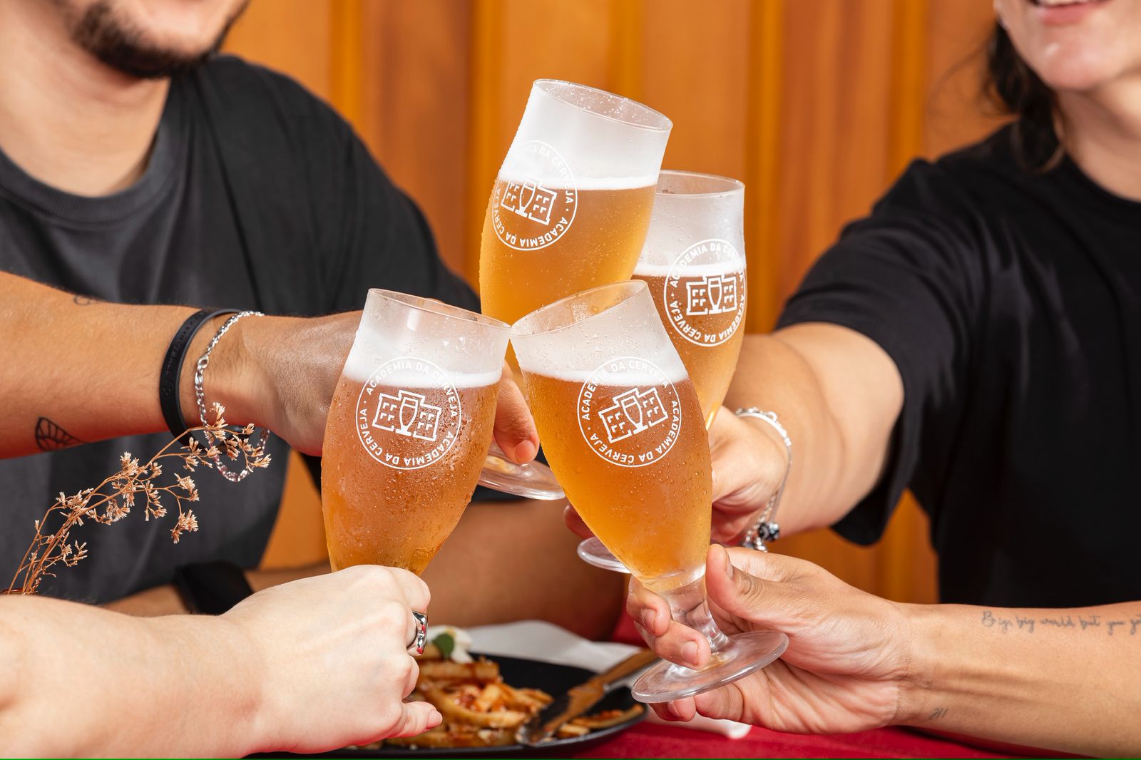 Dia da Cerveja: a história por trás da bebida favorita dos brasileiros Sommelier e professor da Academia da Cerveja revela curiosidades do universo da homenageada do dia