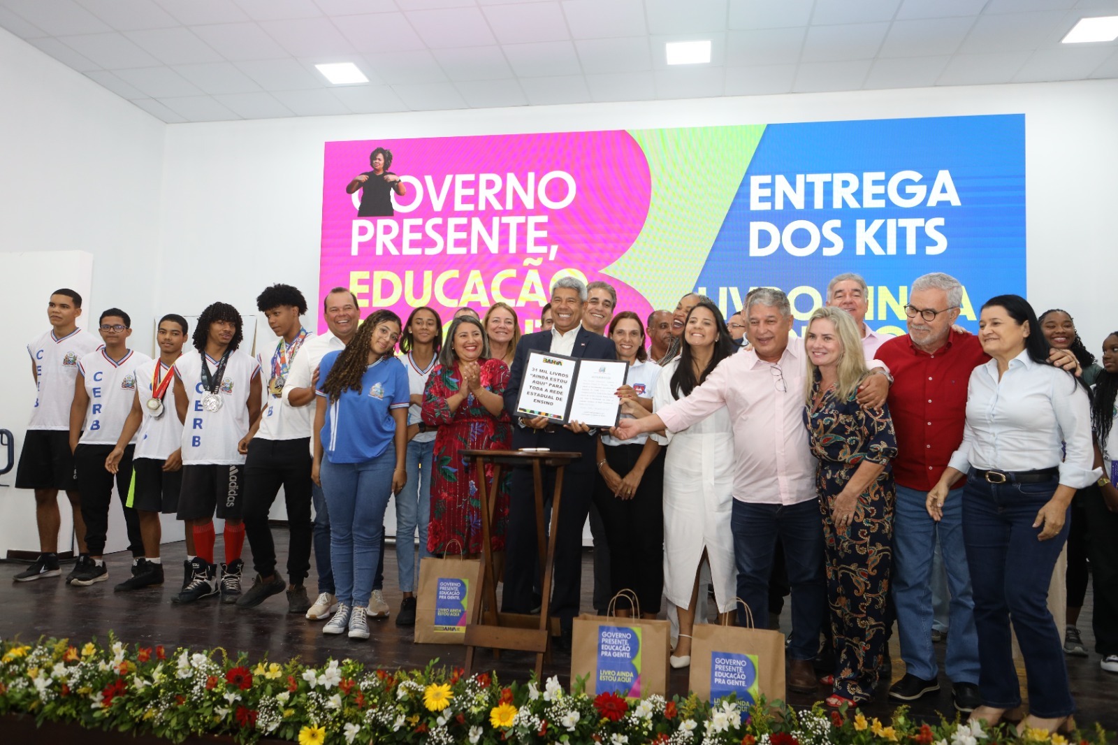 "Estamos investindo na educação para transformar a realidade dos nossos jovens", afirma governador Jerônimo Rodrigues sobre o investimento de R$ 1,3 bilhão nas escolas da Bahia