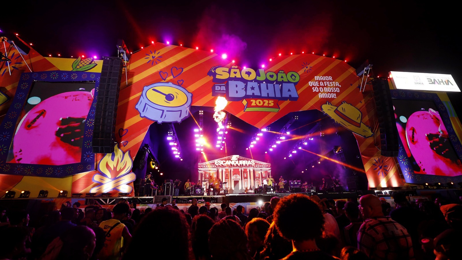 Com mistura de ritmos, público prestigia shows da primeira noite do São João da Bahia no Parque de Exposições